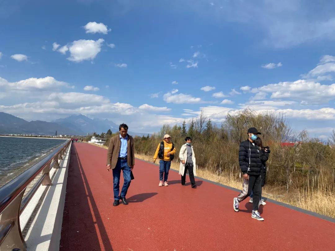 麗江這里環(huán)海而建的長廊，你不來看看？
