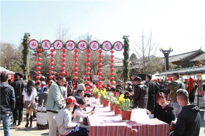 看花燈、品美食 …… 麗江大研古城歡樂(lè)鬧元宵