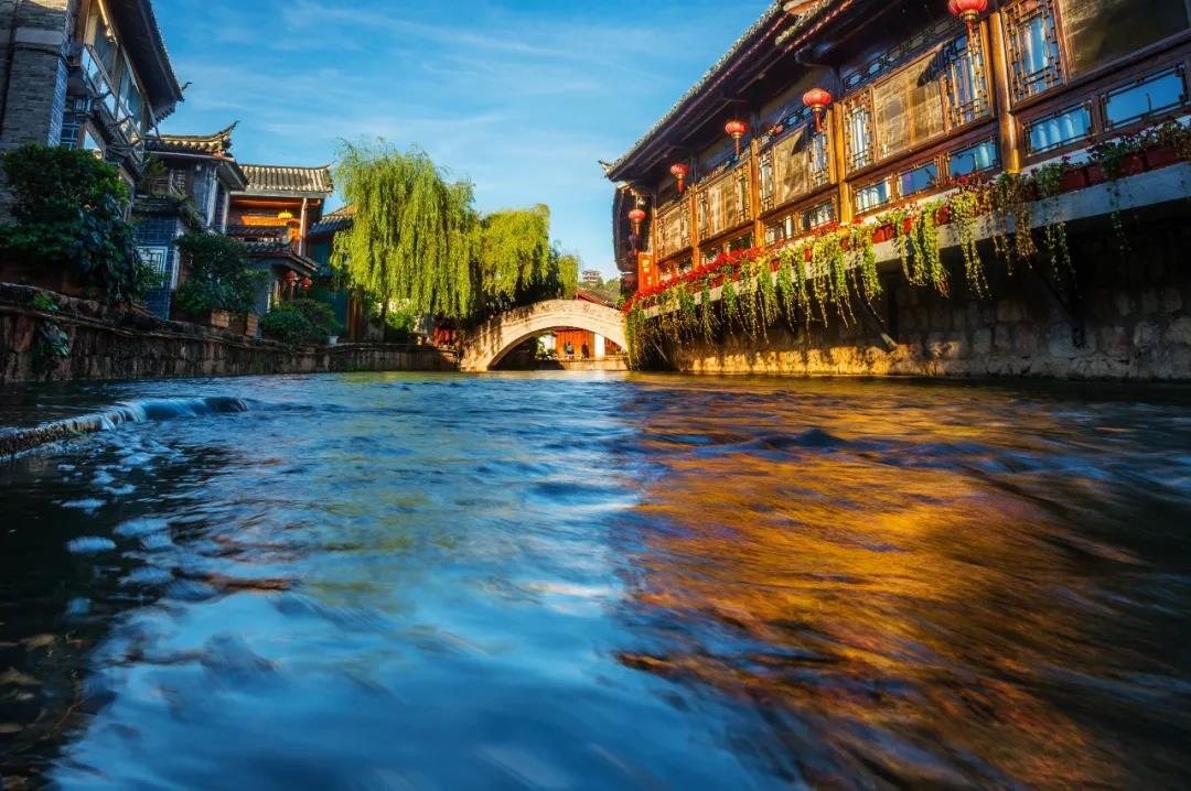 我在麗江古城， 邂逅了一扇詩意的窗， 看櫥窗里的風(fēng)景， 淡然且自在。