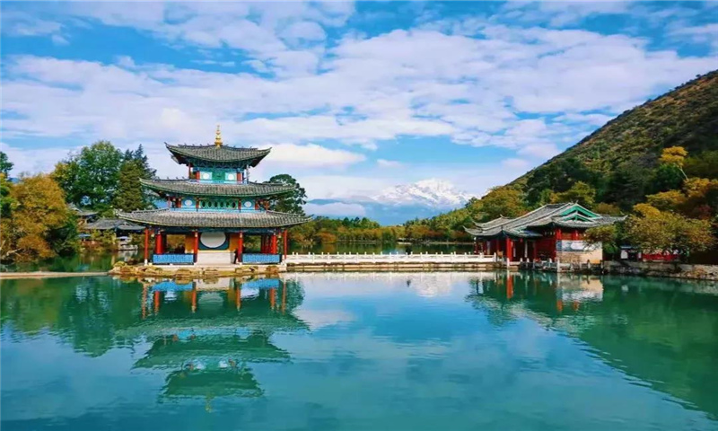 夏日里散步、納涼、旅拍，位于象山腳下的黑龍?zhí)妒莻€好去處