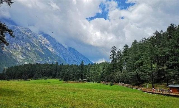 麗江徒步路線推薦：玉龍雪山徒步攻略，麗江戶外團(tuán)建的最佳選擇